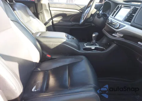 2018 Toyota Highlander Xle z USA, uszkodzony, nr VIN 5TDJZRFH2JS880970